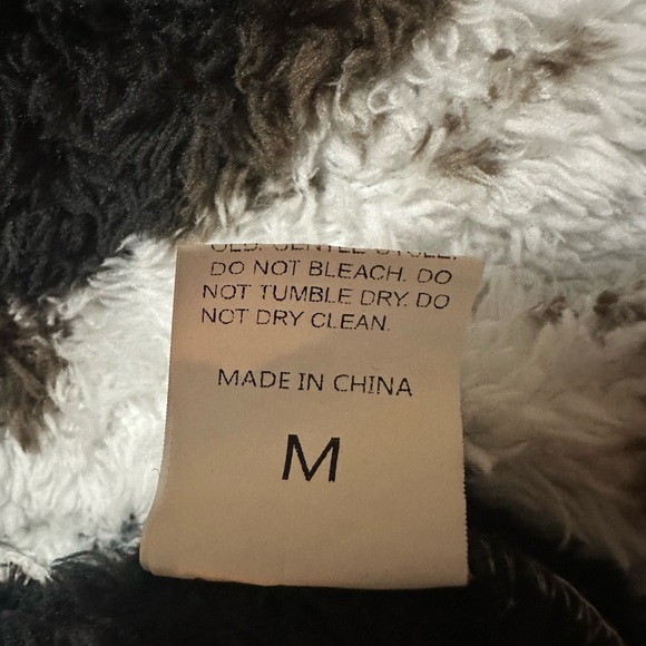 Cow Print Faux Fur Vest – Women’s Size Medium – Zip Front with Pockets - Picture 5 of 6